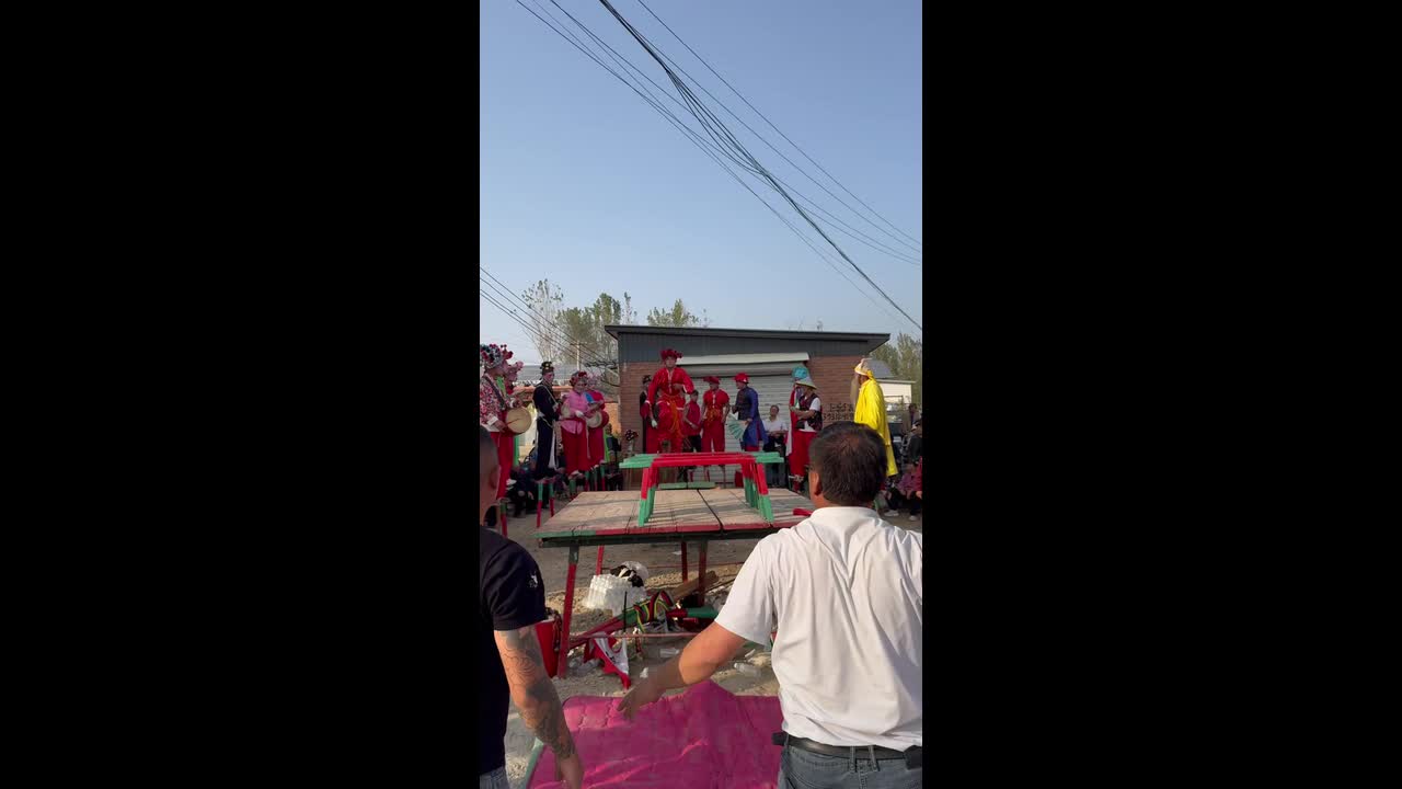 Performer falls during traditional stilt-walking performance in Hebei ...