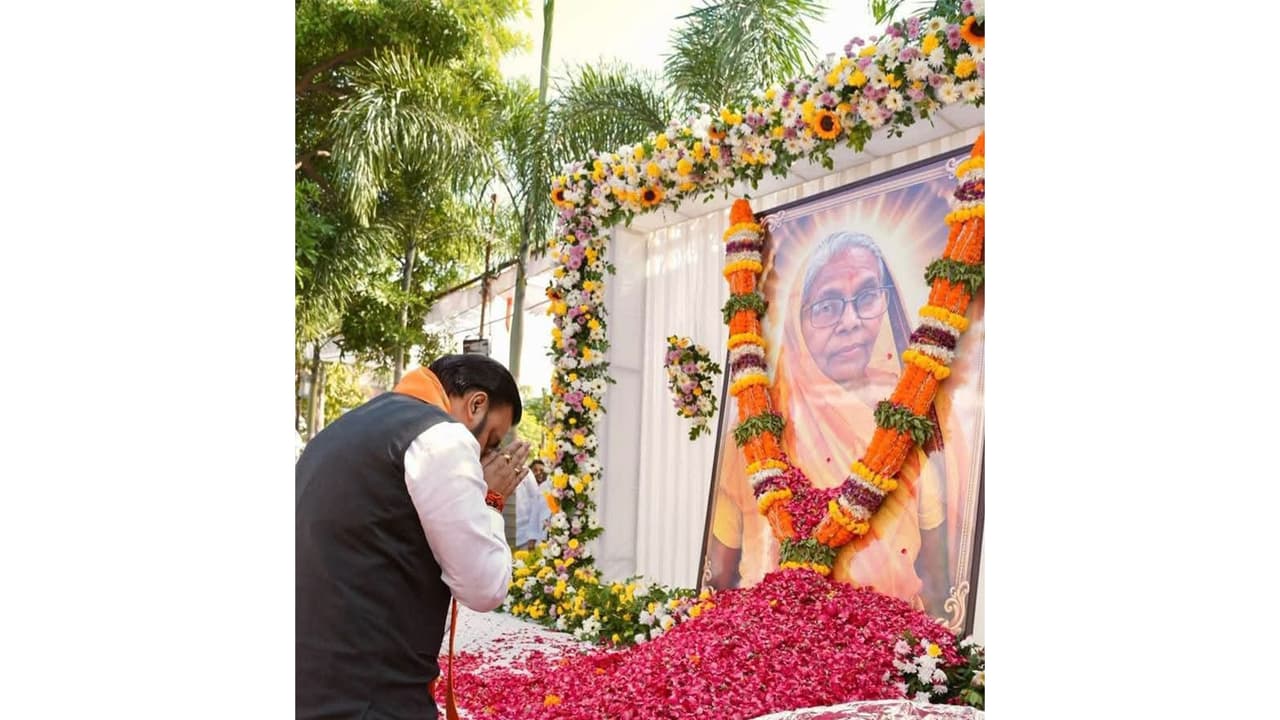 Bihar CM attends shraddh of BJP leader Harish Dwivedi's mother in UP