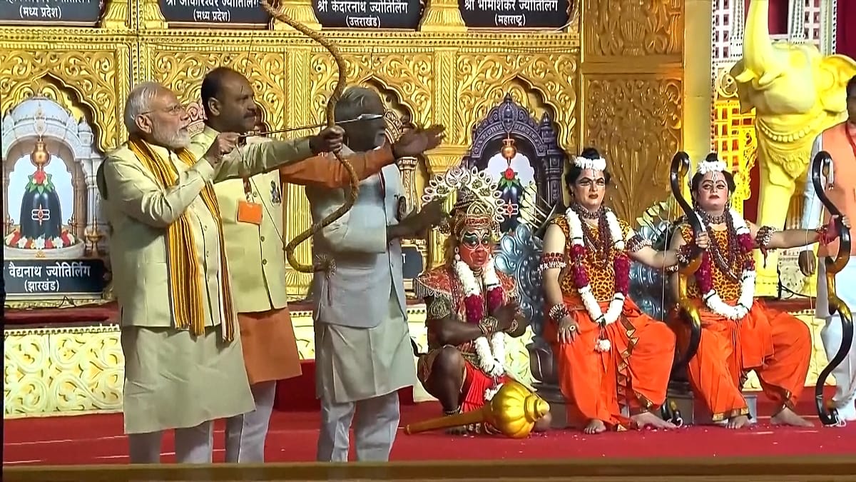 Índia: enormes figuras de demónios ardem no festival Dussehra