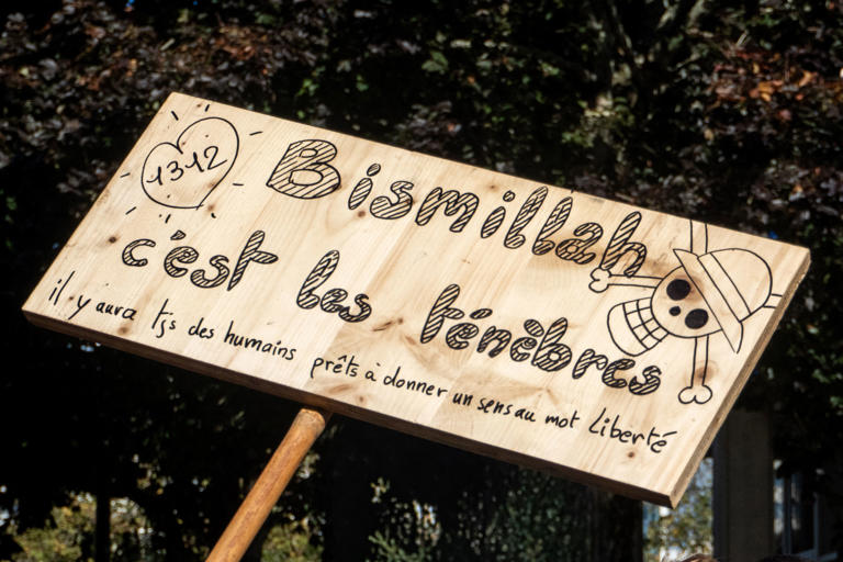 What does French protest slogan ‘Bismillah, c’est les ténèbres’ mean?