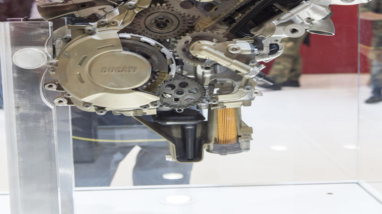 Why aren't there more V4 engines in cars?
