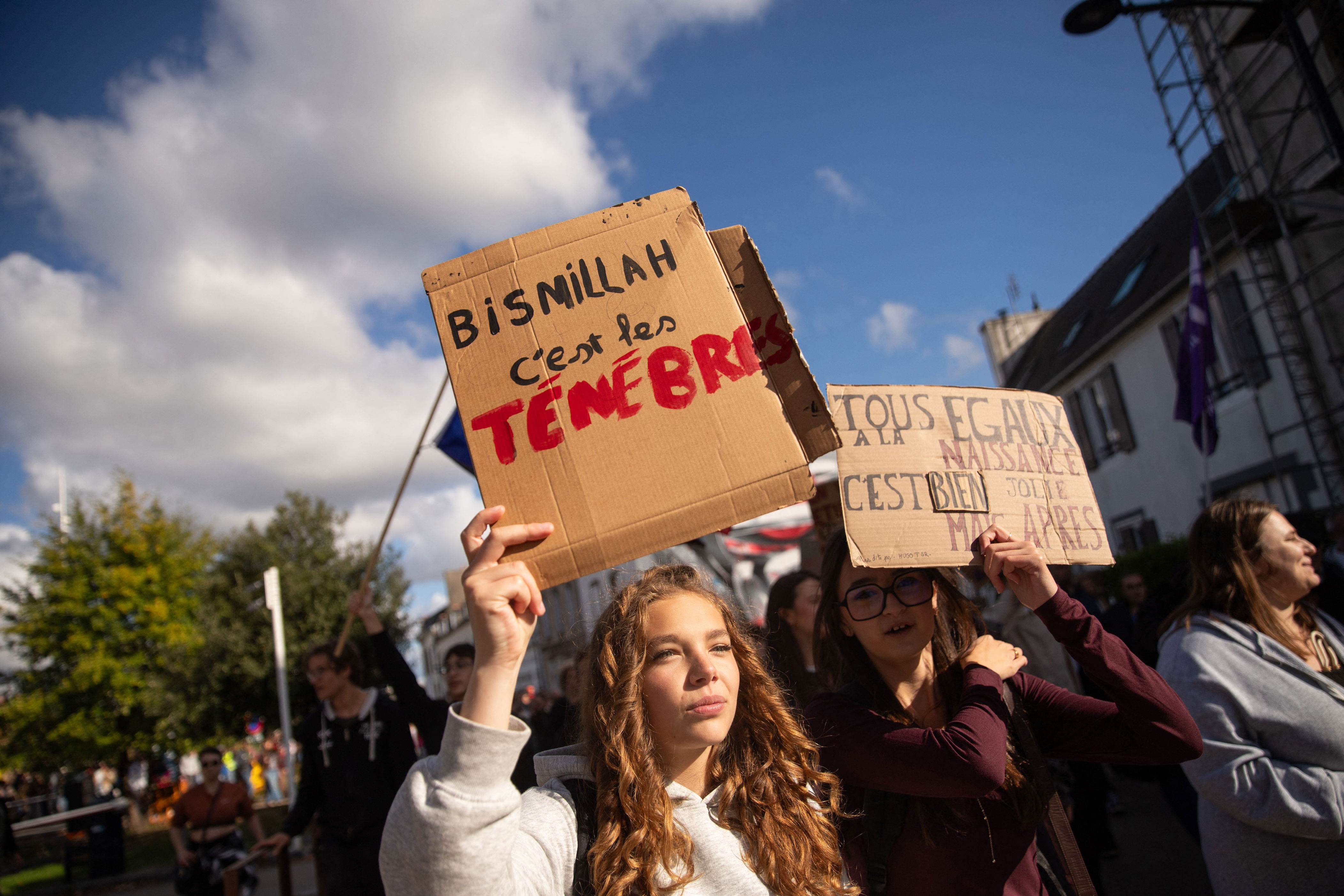 What does French protest slogan ‘Bismillah, c’est les ténèbres’ mean?