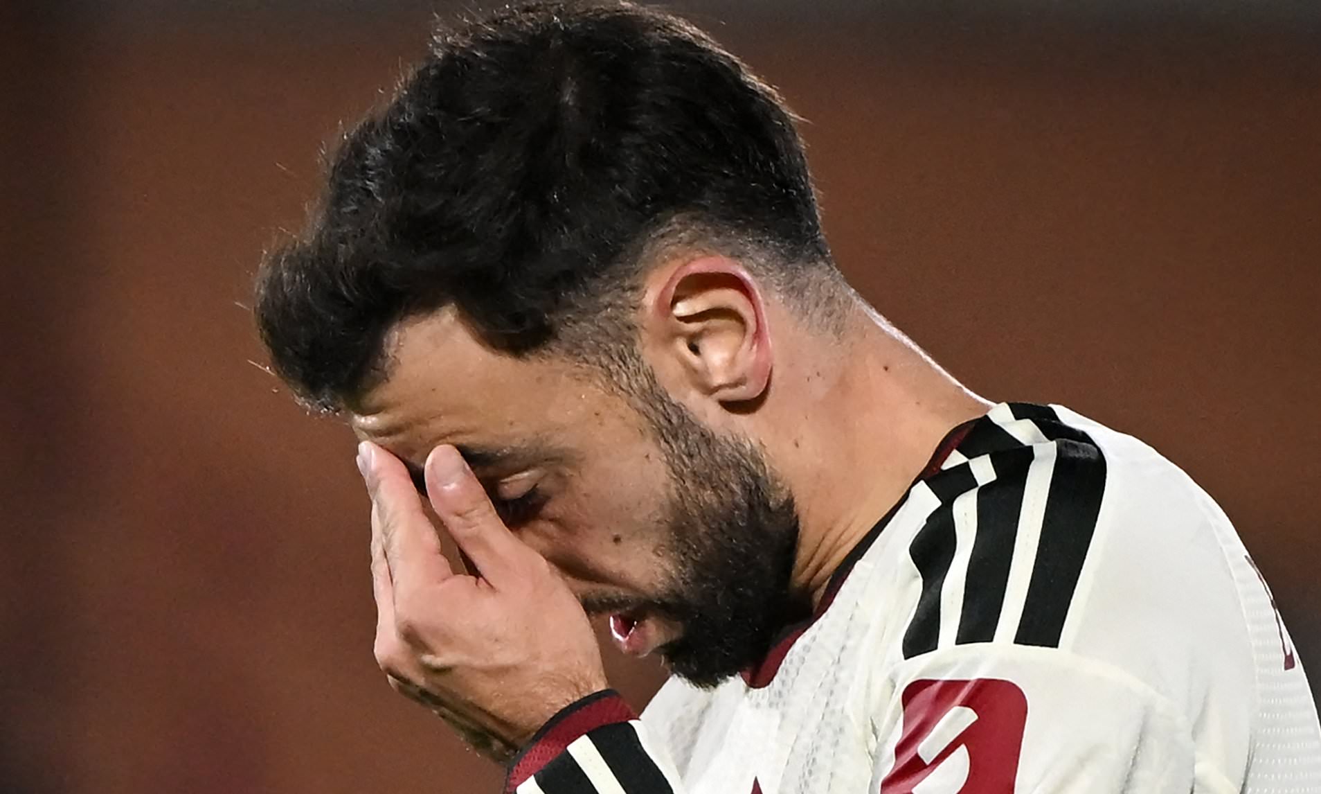 Man United captain Fernandes questions Carrick's tactics in wake of ...