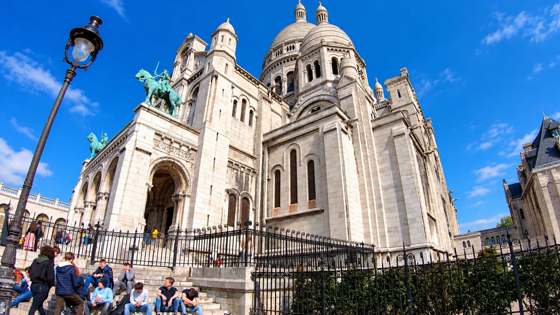 The famous white basilica above the streets of Montmartre (4K)
