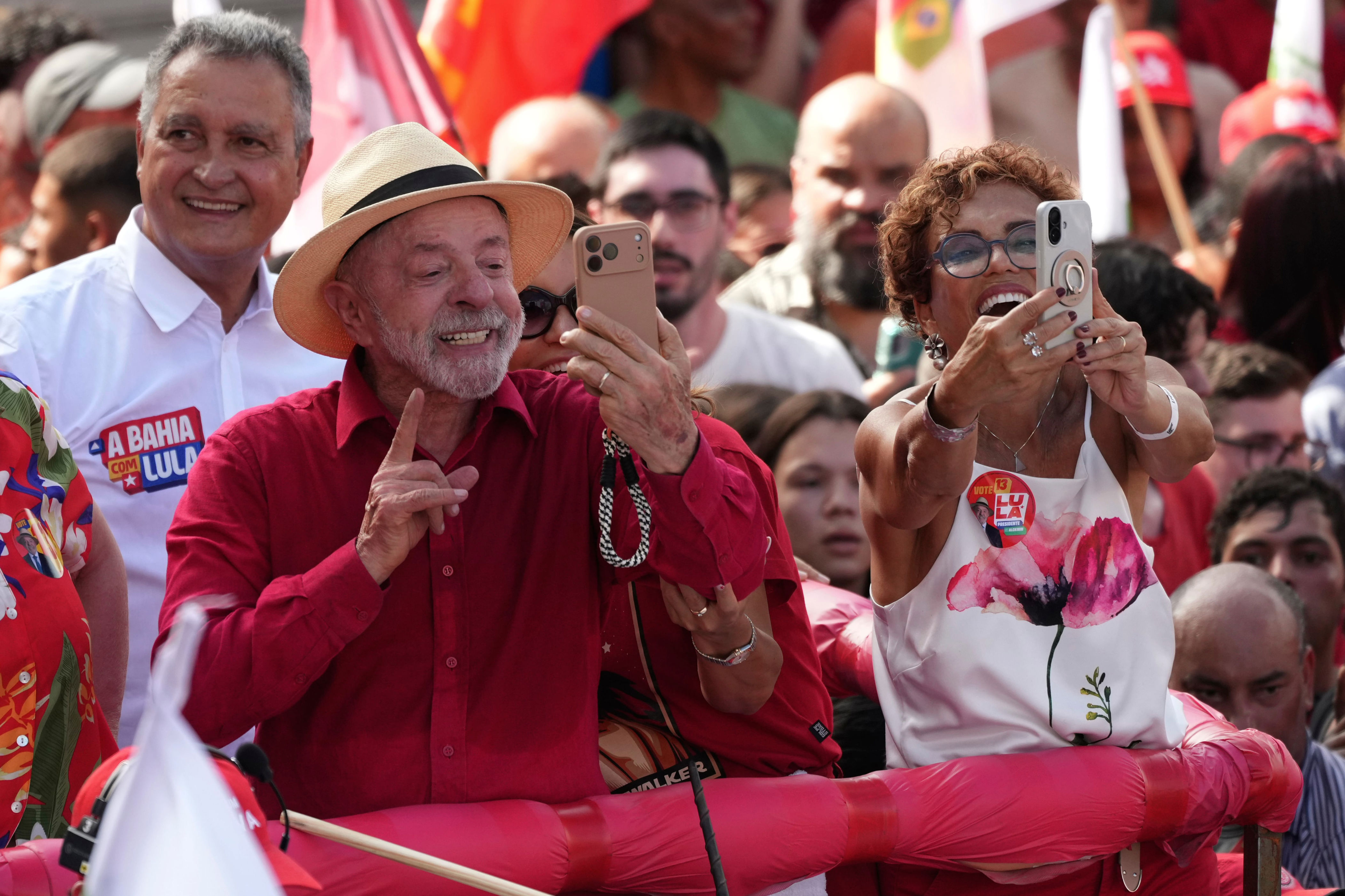 Mobile phone theft shapes Brazil's election battle
