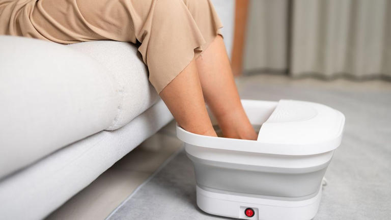 Dejar los pies en agua tibia con bicarbonato de sodio: para qué sirve y ...