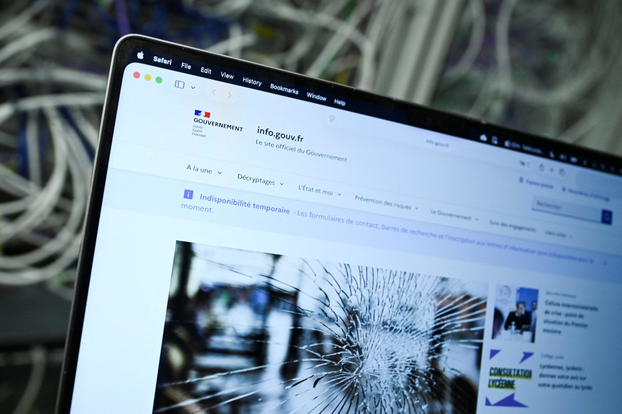 Websites go dark worldwide as AI exposes critical security flaws