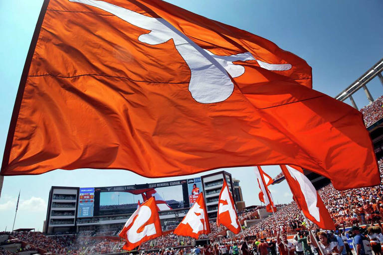 Texas bans fan who made obscene gesture toward Florida players while on ...