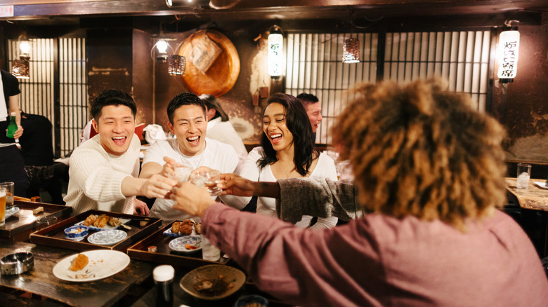 4 Japanese izakaya rules that can surprise first-time visitors