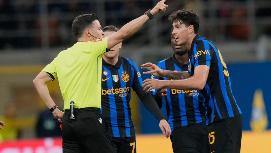 Bastoni does it again: two bookings in two minutes leaves Inter down to ...