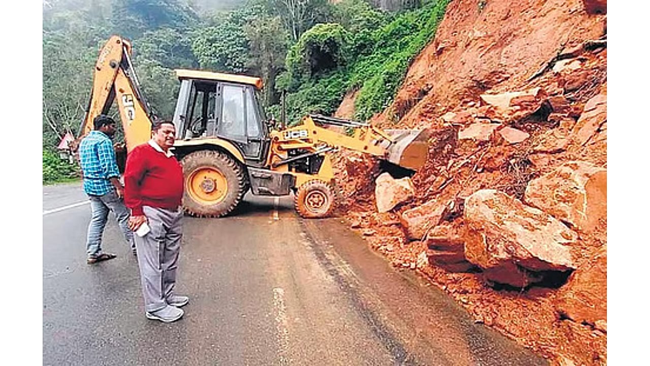 Tamil Nadu: Pollachi-Valparai ghat road reopens after 15 hours ...