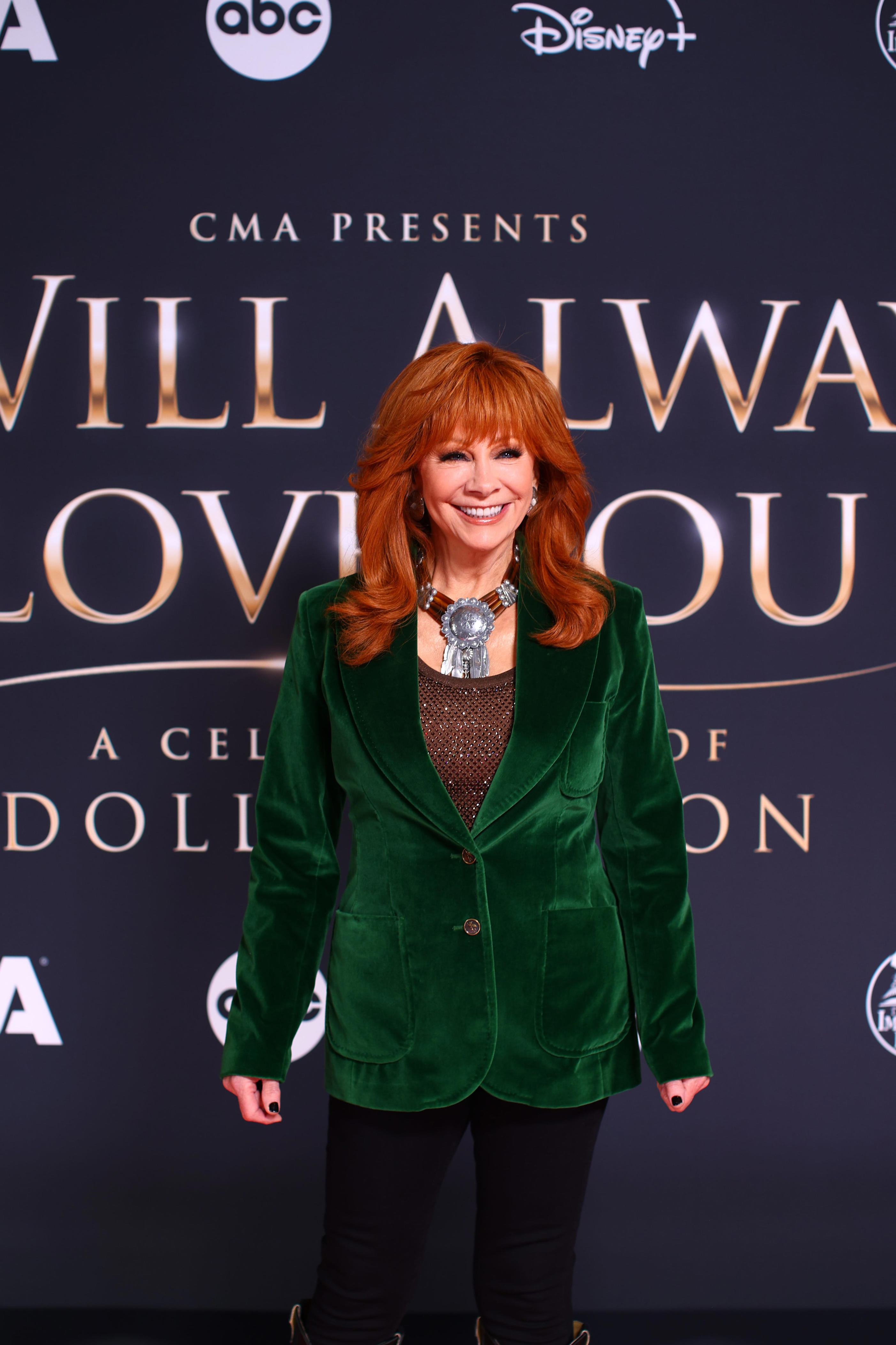 Reba McEntire tears up during emotional speech at Dolly Parton tribute
