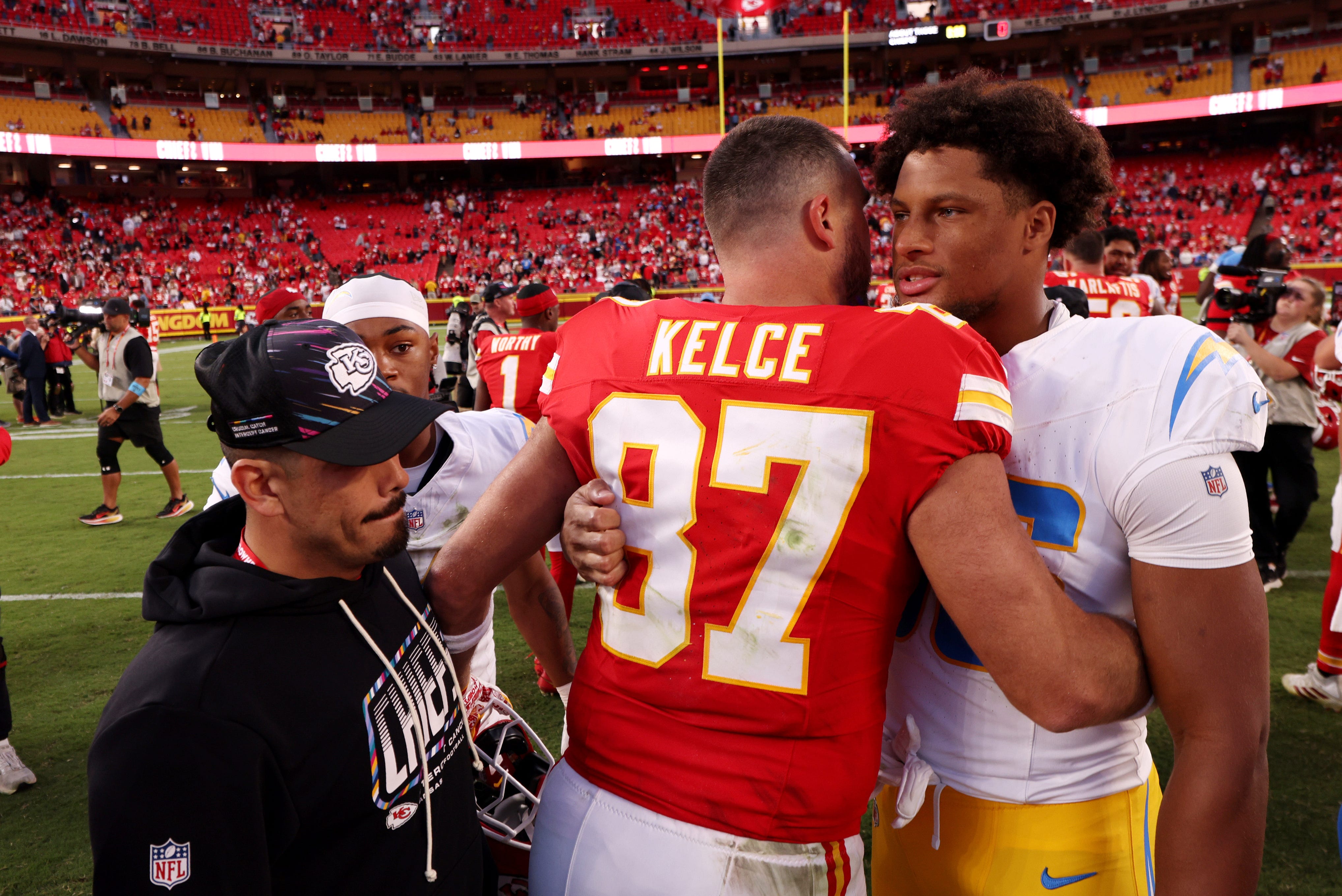 Travis Kelce limited during Wednesday's practice
