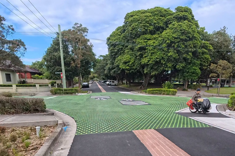 Bizarre new honeycomb road markings baffle Aussie drivers in major ...