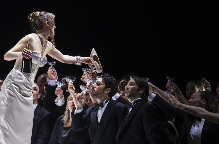 La stagione lirica chiude con la Traviata . Pienone al Galli per il ...