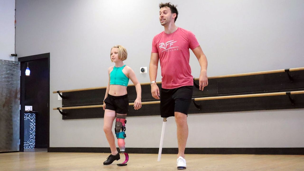 One legged dancer surprised by one legged dancing idol | Happily