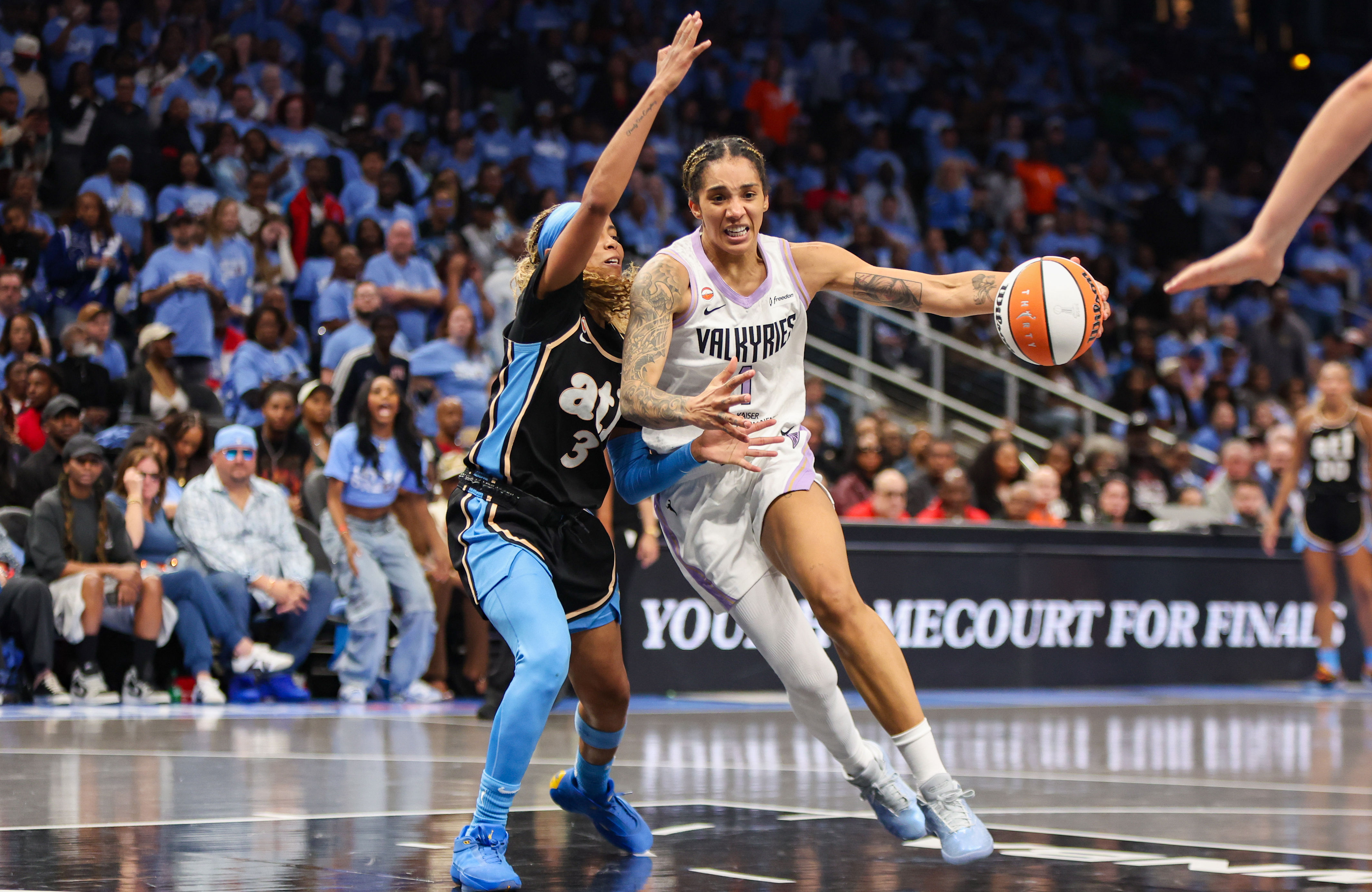 Gabby Williams sans adresse face à Angel Reese historique : Atlanta ...