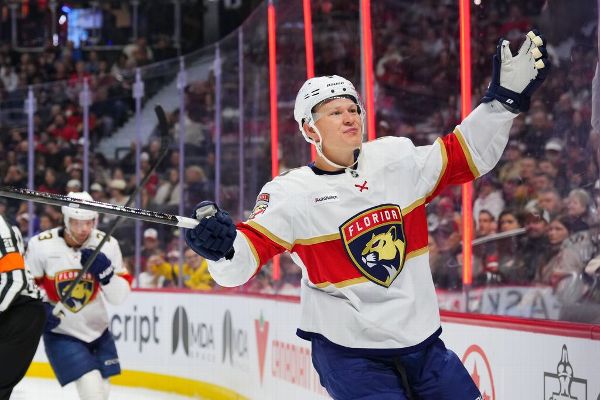 Brady Tkachuk embraces boos, scores in acrimonious return to Ottawa