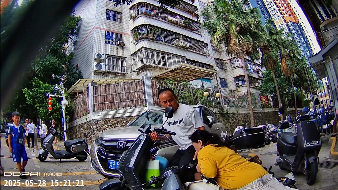 Woman faints at red light while her child waits on motorcycle