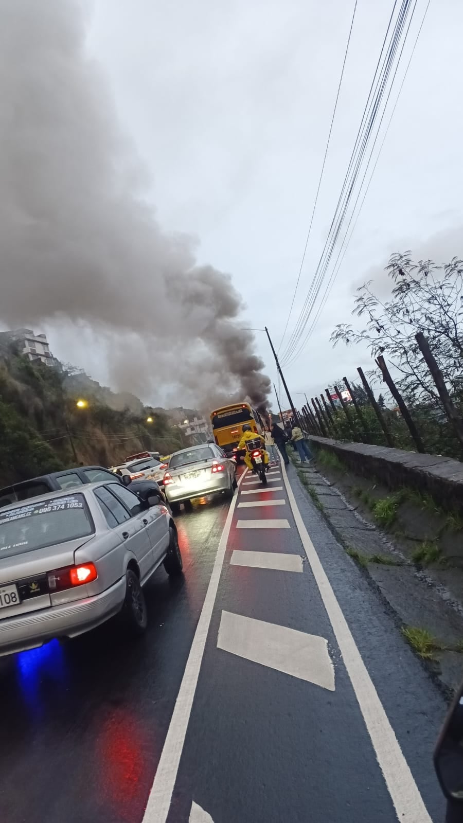 Quito: incendio de bus escolar genera congestión vehicular en el sector ...