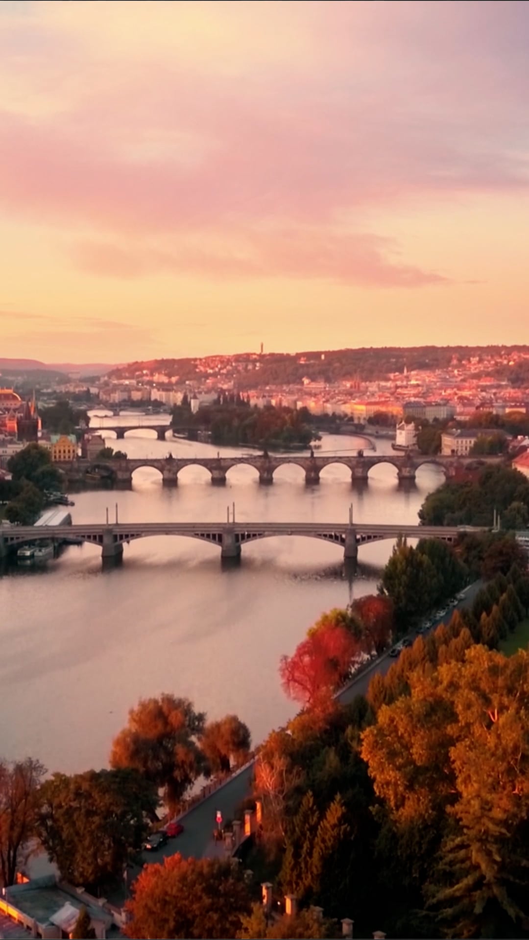 Prag'daki Charles Köprüsü: Drone, Vltava Nehri'ni keşfetti