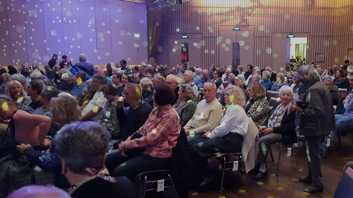 Eisi Gulp in Taufkirchen: Saal nur halb voll, nicht jeder bleibt bis ...