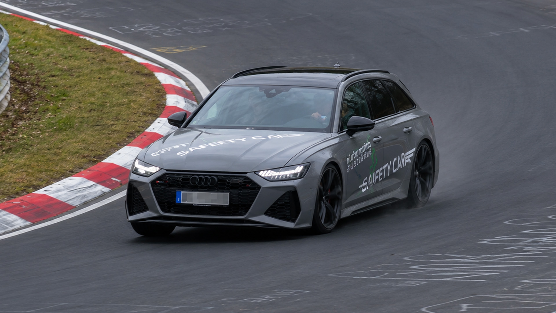Cars follow each other closely on the Nordschleife