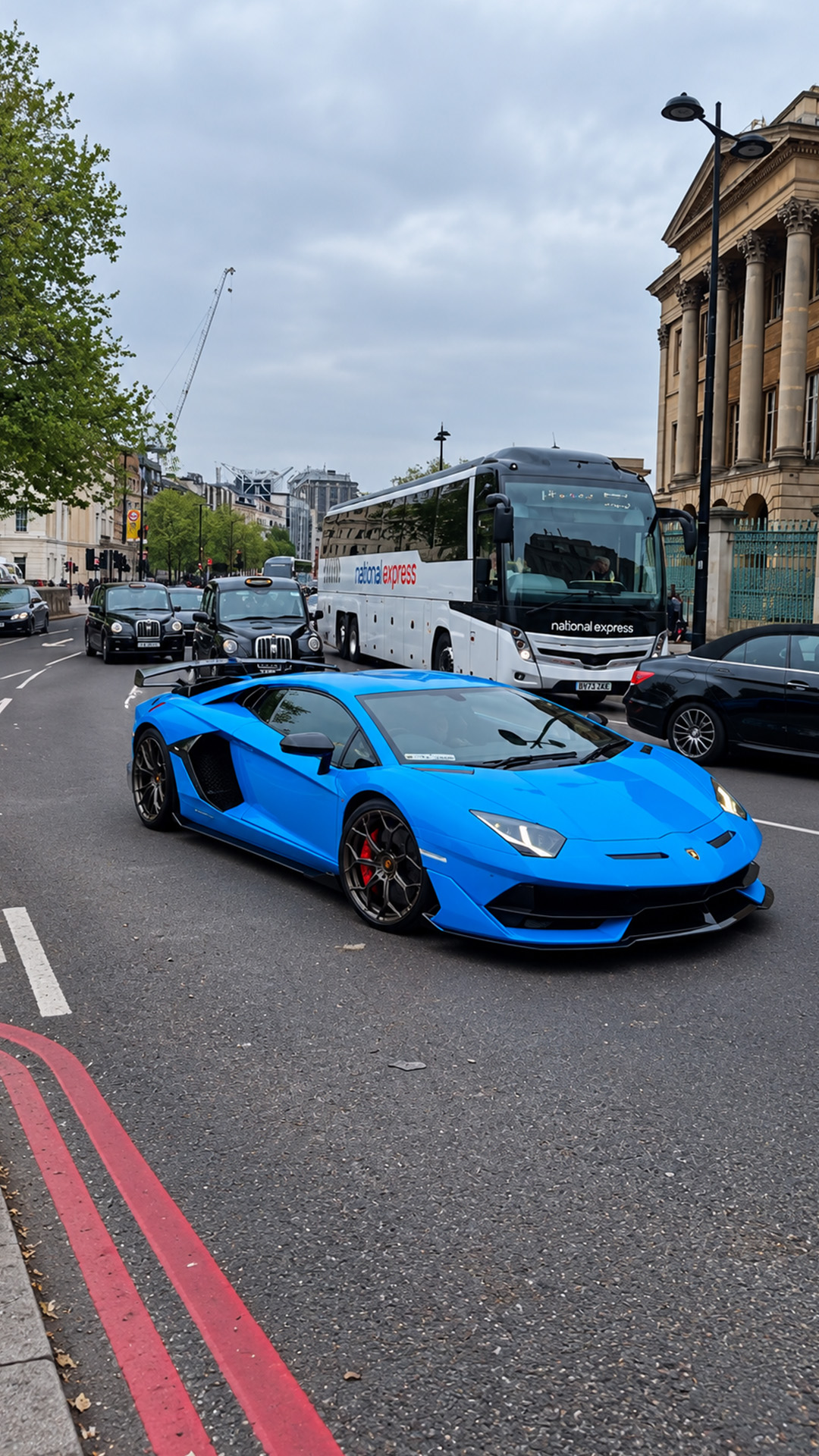 A slow London crawl in a Lamborghini Aventador