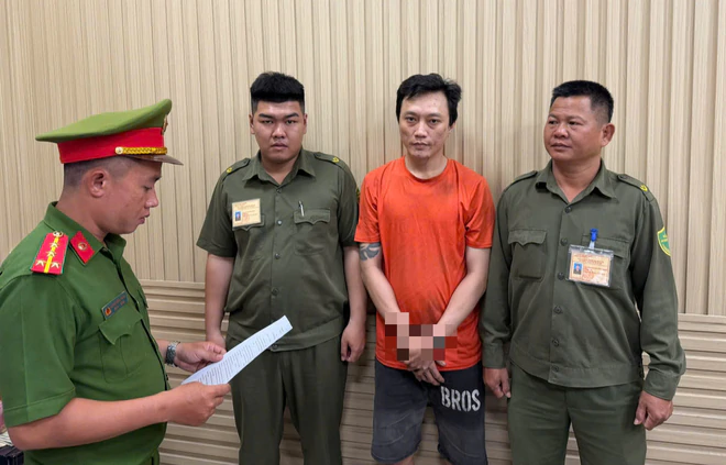 Bắt tạm giam người dùng gậy gỗ đập bể kính xe tải ở xã Vĩnh Lộc