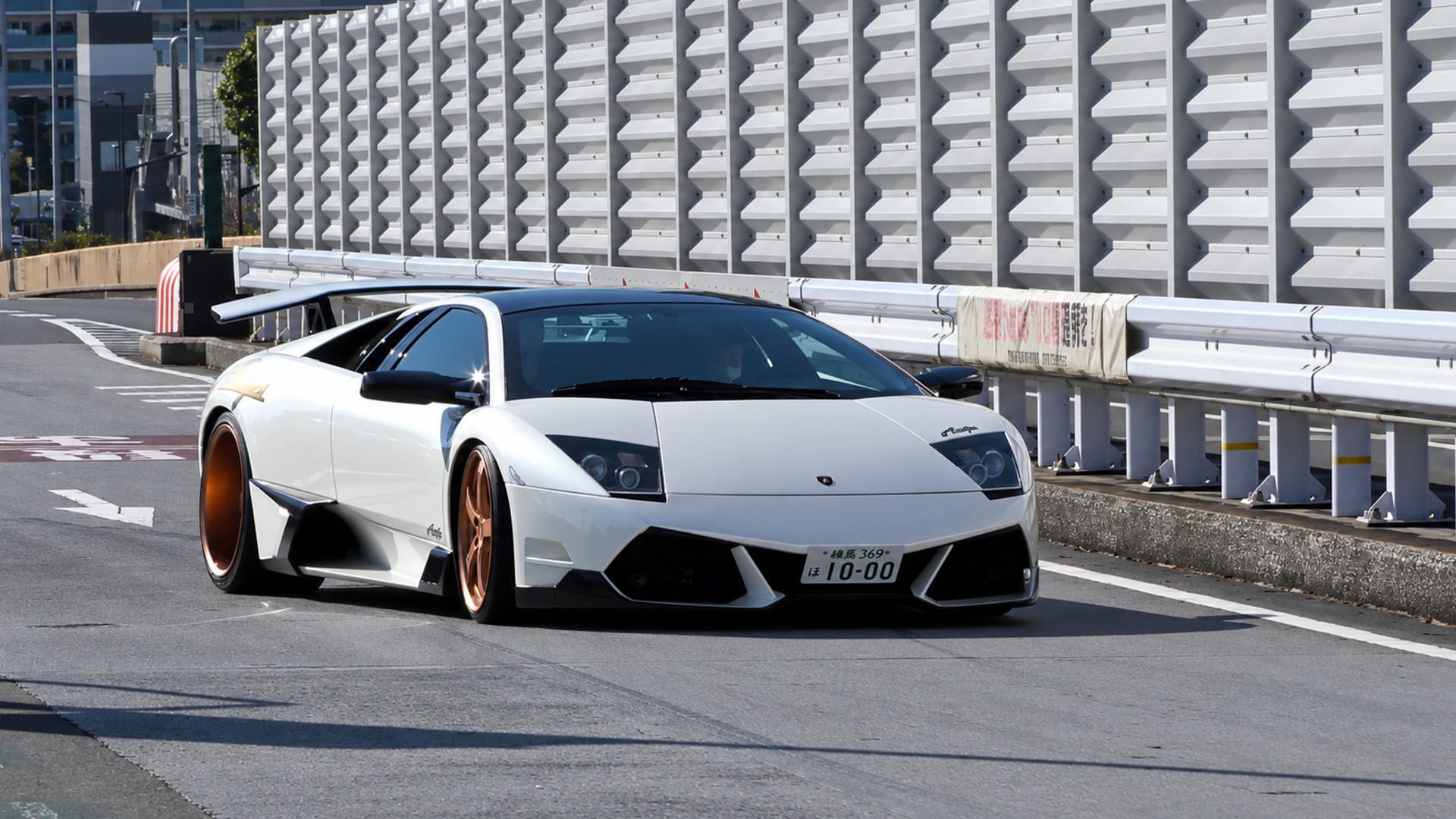 Around the bend comes a $354,000 Lamborghini Murciélago