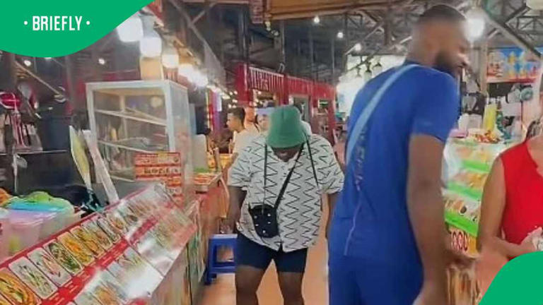 South African man gets the full celebrity treatment at Thailand food market