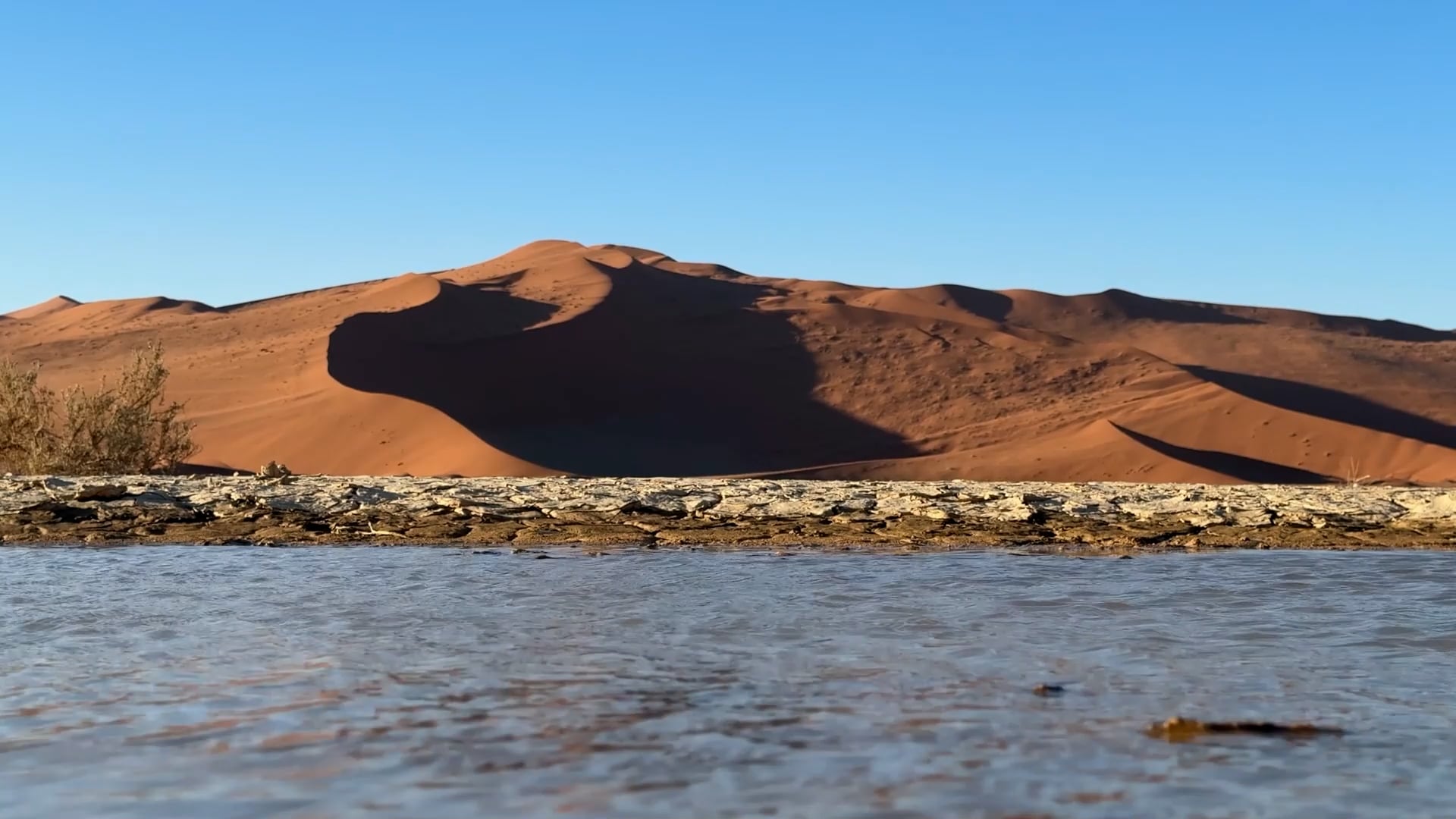 NamibRand-Naturreservat, Namibia: Drohne fliegt über die Wüstenwildnis