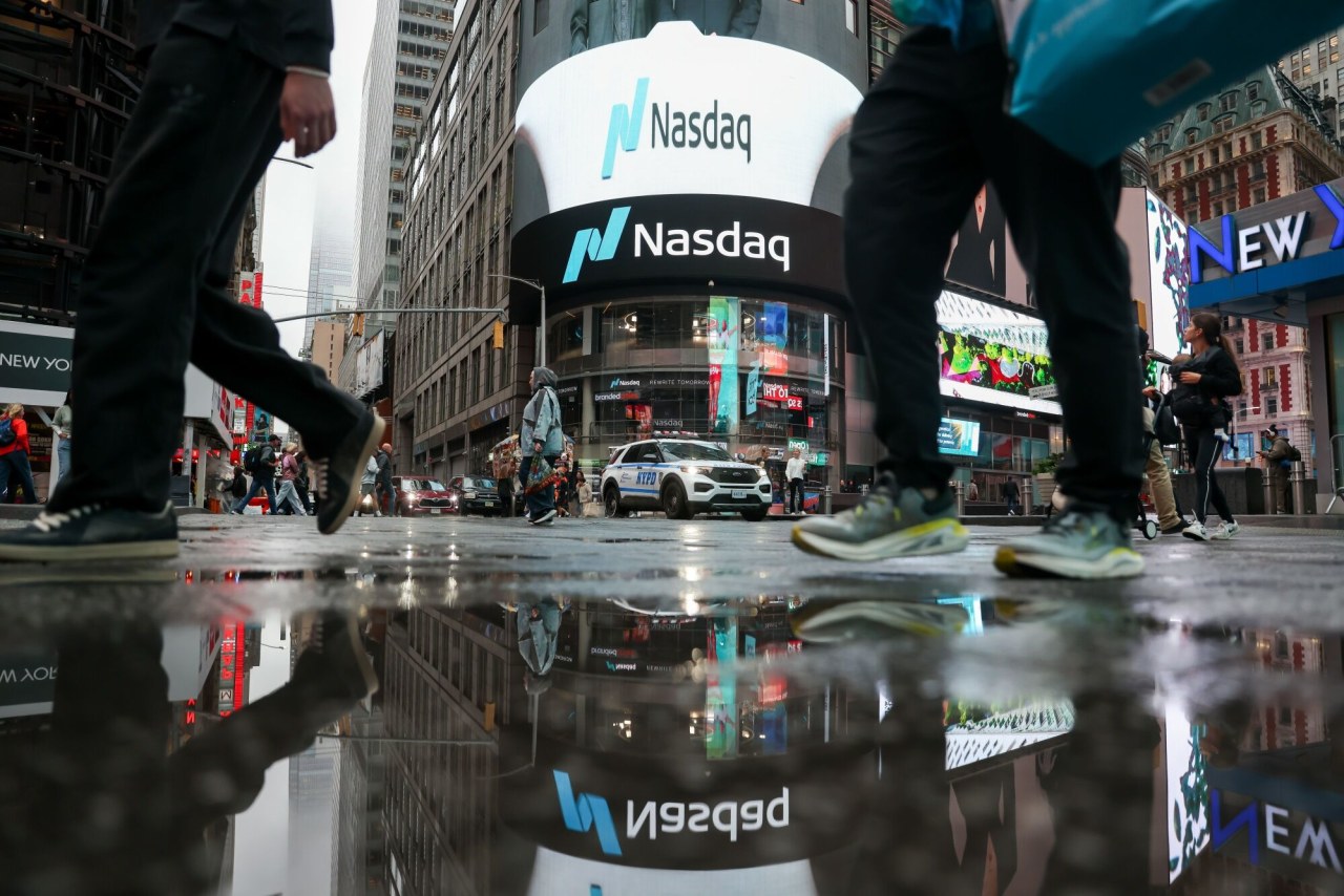 Tech selloff deepens as flight into Treasurys drives yields lower