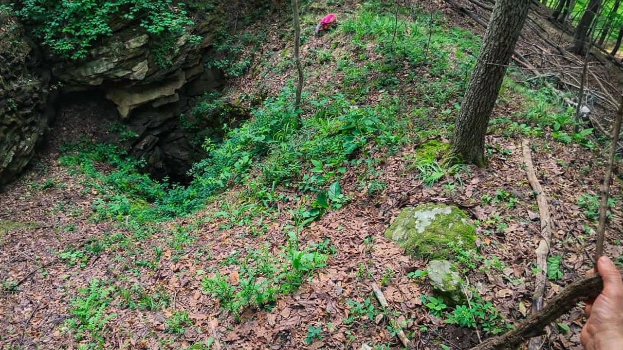 Hole reported next to hiking trail opens up hundreds of feet deep