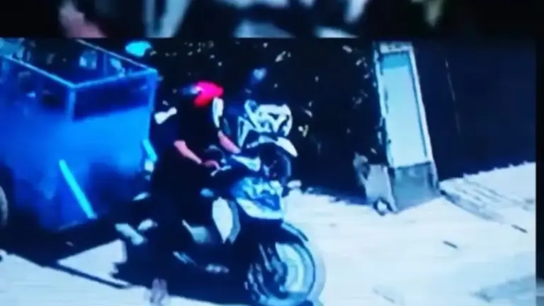Gerobak sampah warga Karah Surabaya dicuri, aksi terekam CCTV