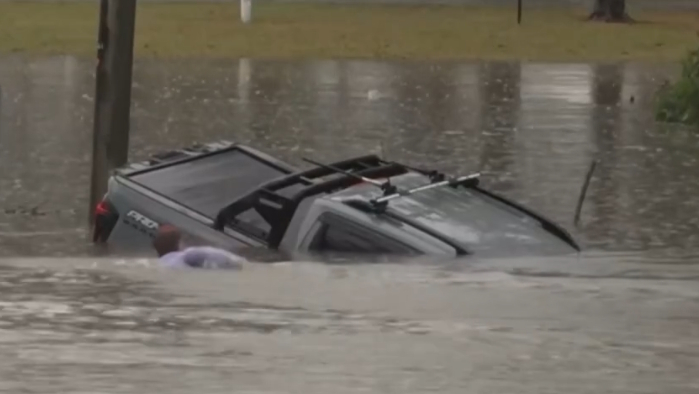 A journalist jumps into the water live on air to save a driver in Australia