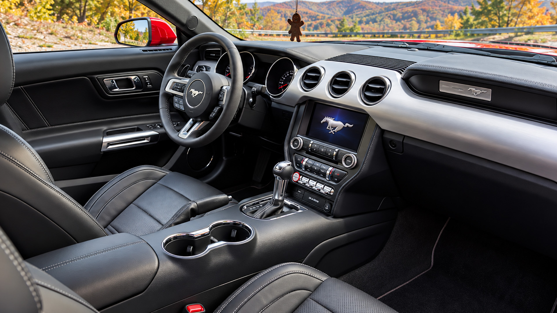 Ford Mustang GT V8 kombiniert Infotainment-Display und physische Tasten ...