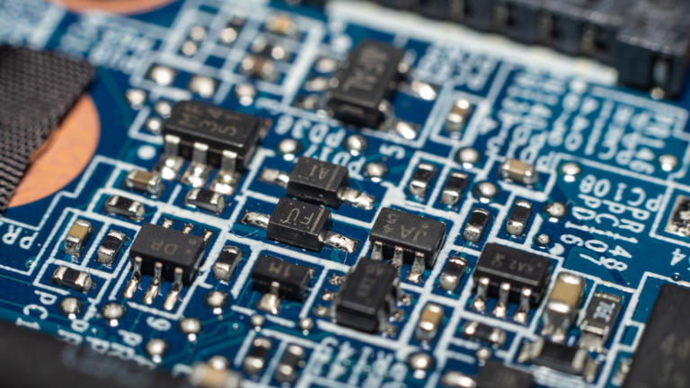 GaN transistor simulation predicts 10,000x terahertz power at room temp