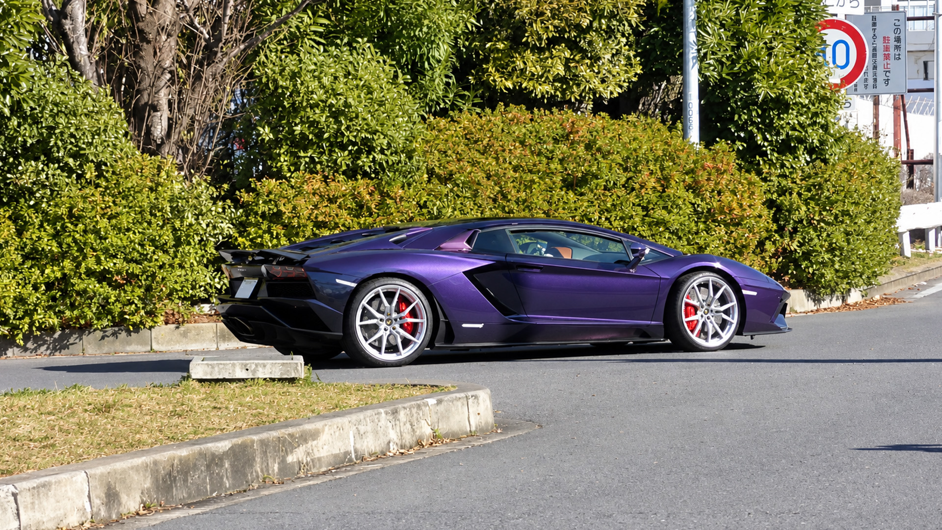 Lamborghini Aventador van een miljonair neemt een zonnige bocht