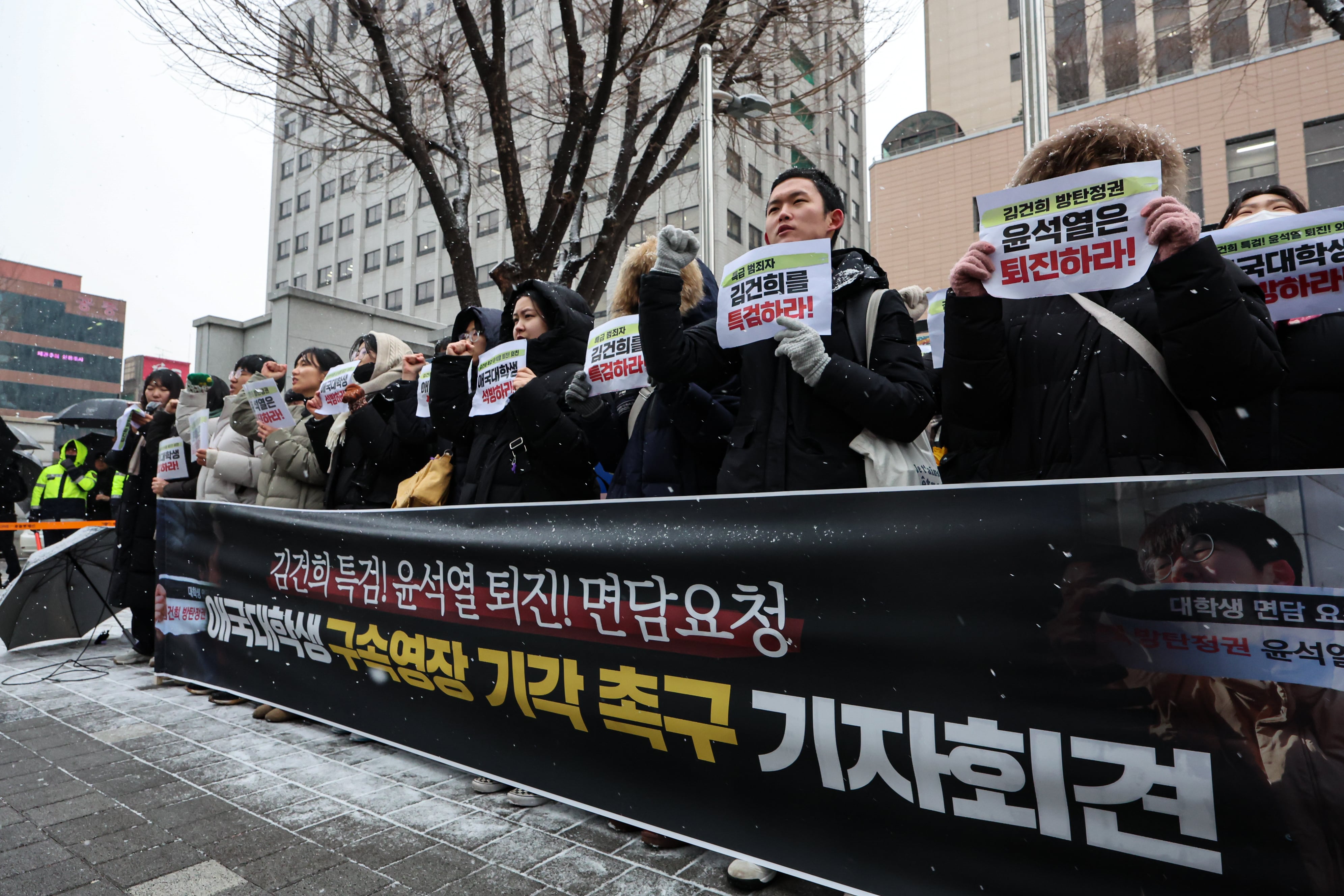 Court sentences student union members for presidential office trespass