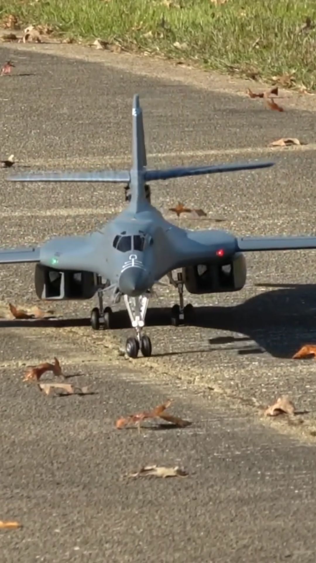 This mini B-1B Lancer delivers an impressive bomber flight display