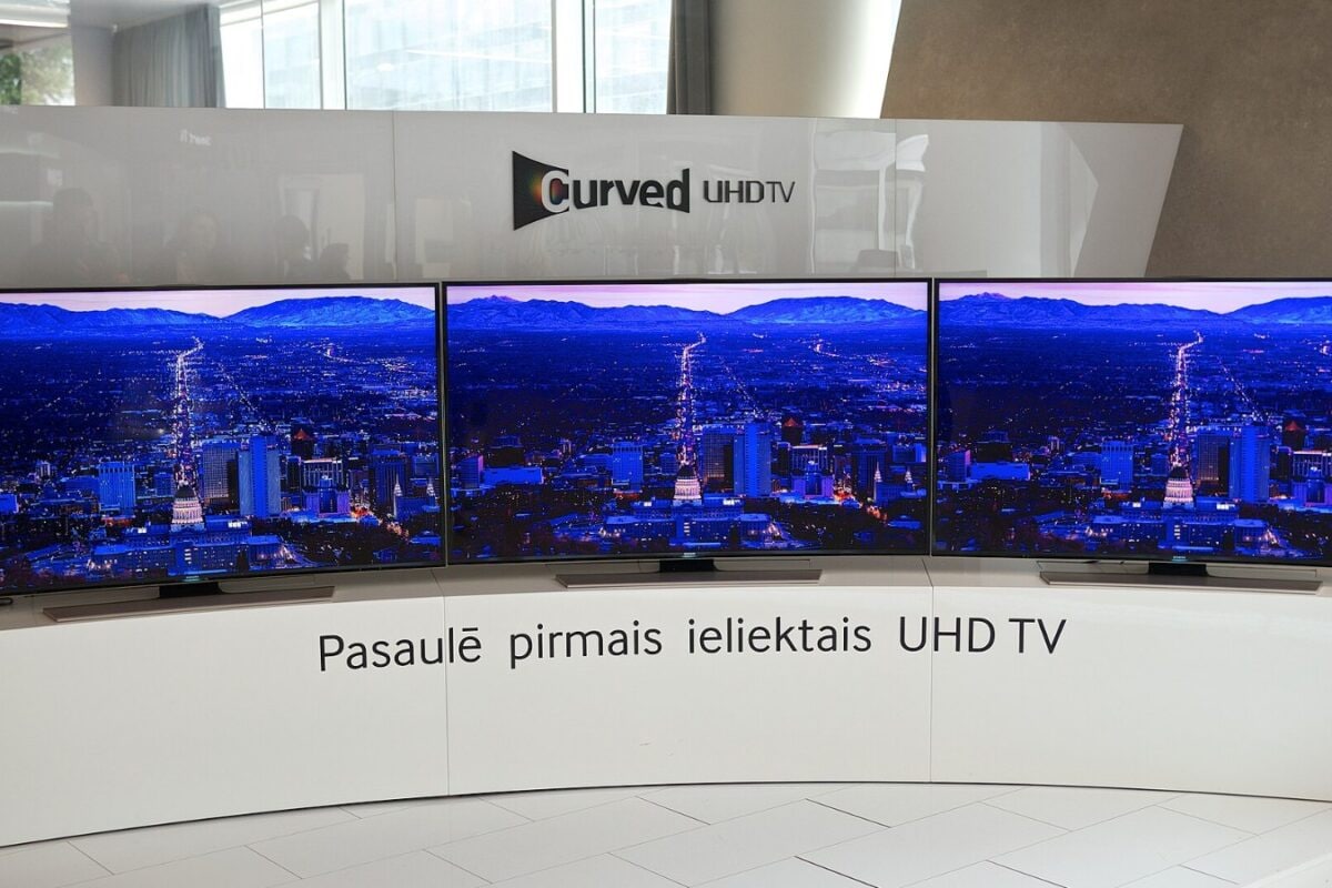 A curved monitor isn't always easier on the eyes