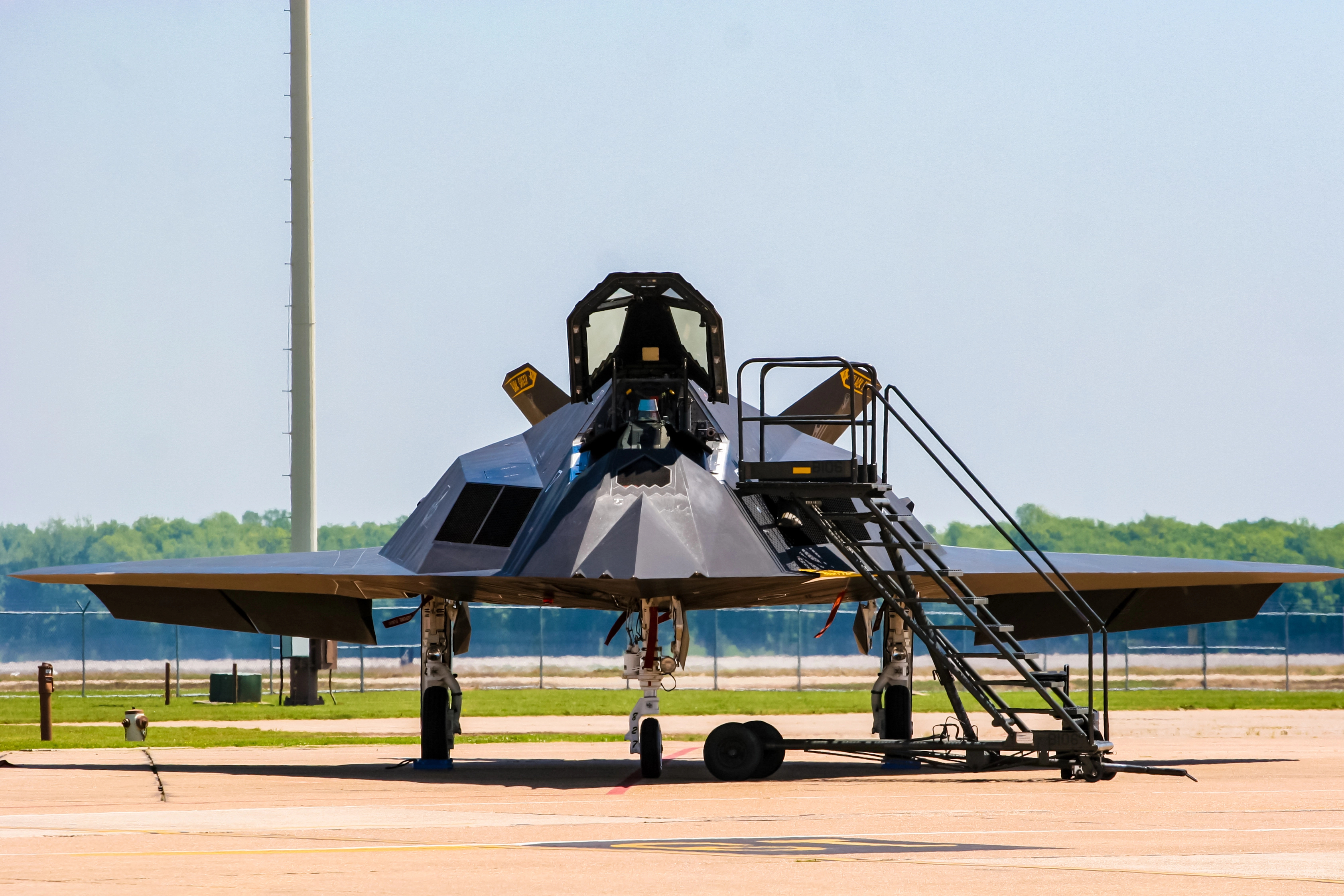 Smithsonian reassembles F-117 after classified stealth materials are ...