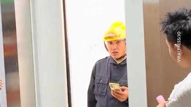 Food delivery guy accidentally interrupts marriage proposal