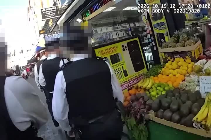 Moment police raid shops in crackdown on suspected stolen goods - 42 ...