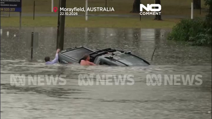 Australia: Bystanders dive into floodwaters to save trapped driver