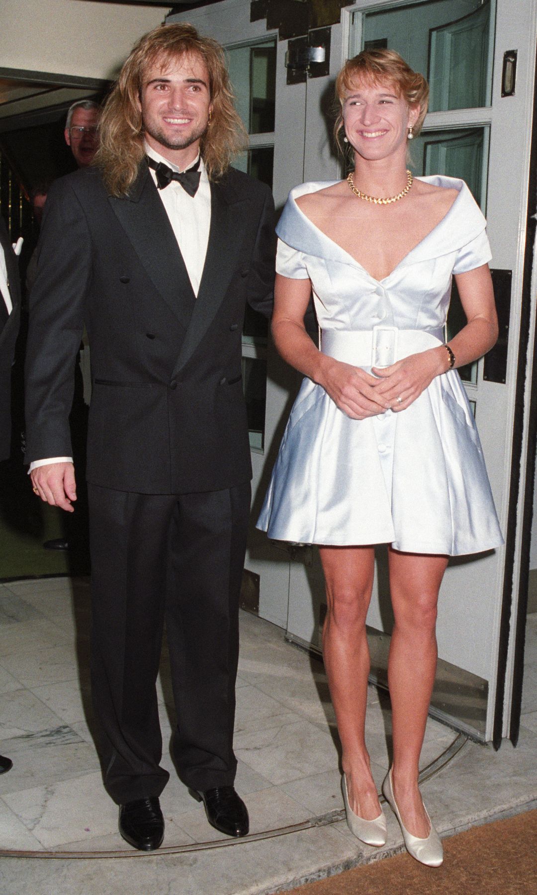 Antes de casarse descalzos y en vaqueros hubo un vestido blanco que ...