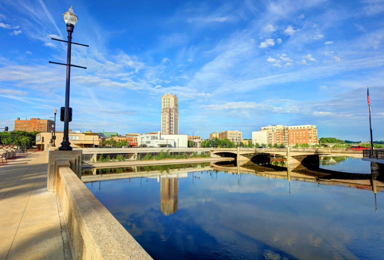 This riverfront Chicago suburb offers retirees big-city access without ...