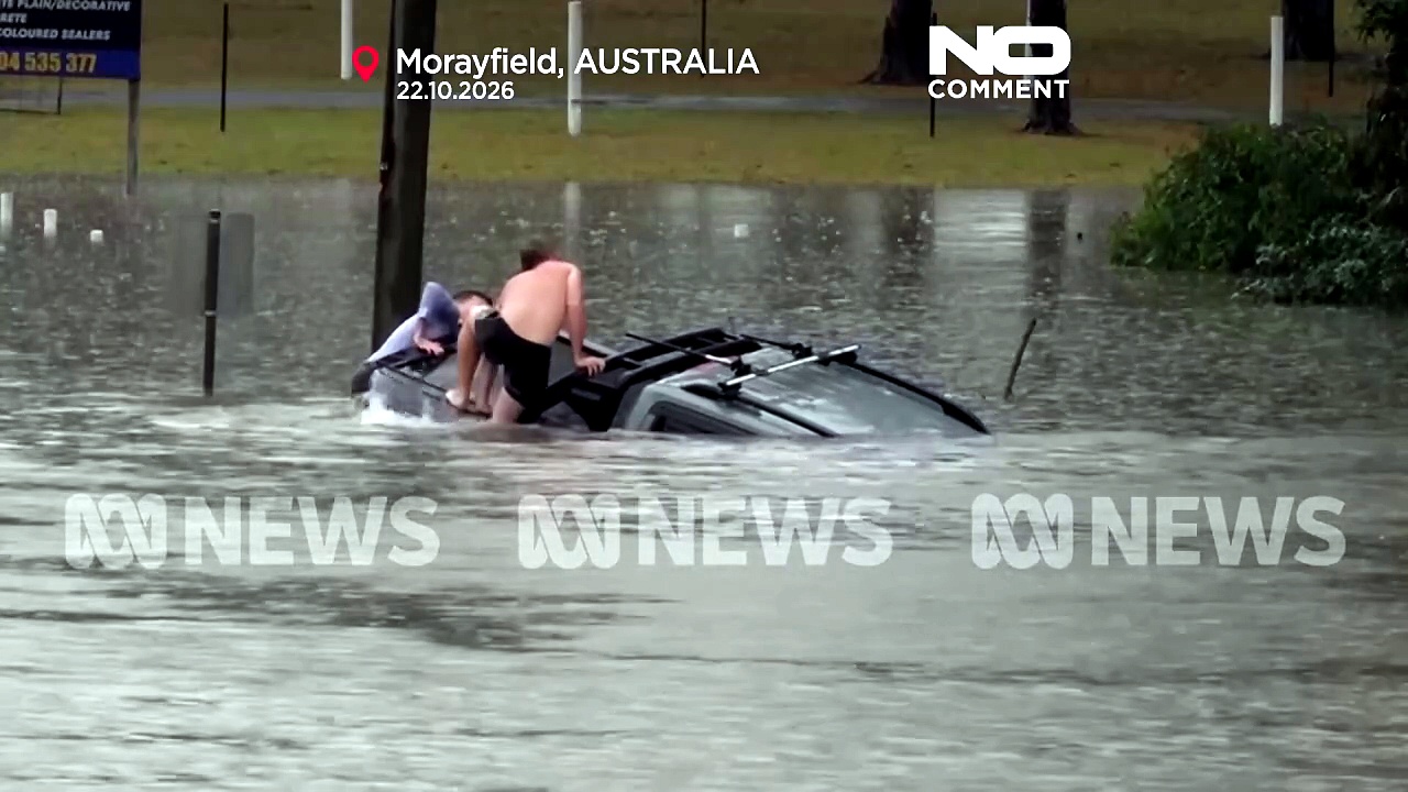 Australia: Bystanders dive into floodwaters to save trapped driver