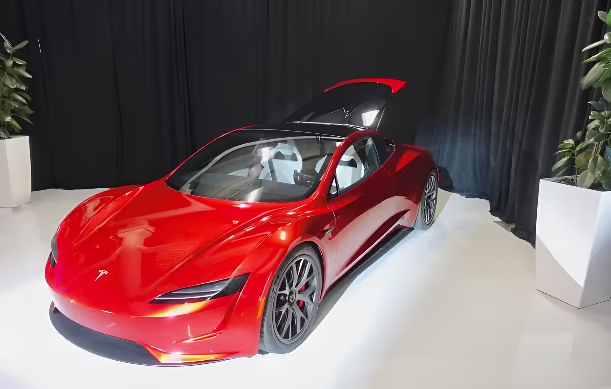 Tesla shows pressure-assisted Roadster after dropping promised $25,000 ...